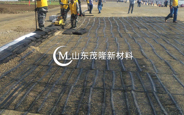 《京臺高速改擴建》土工布、土工格柵施工