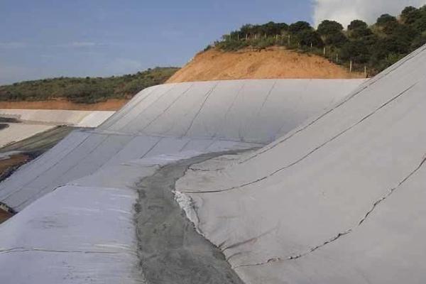 土工布與石頭護坡結(jié)合使用 第3張